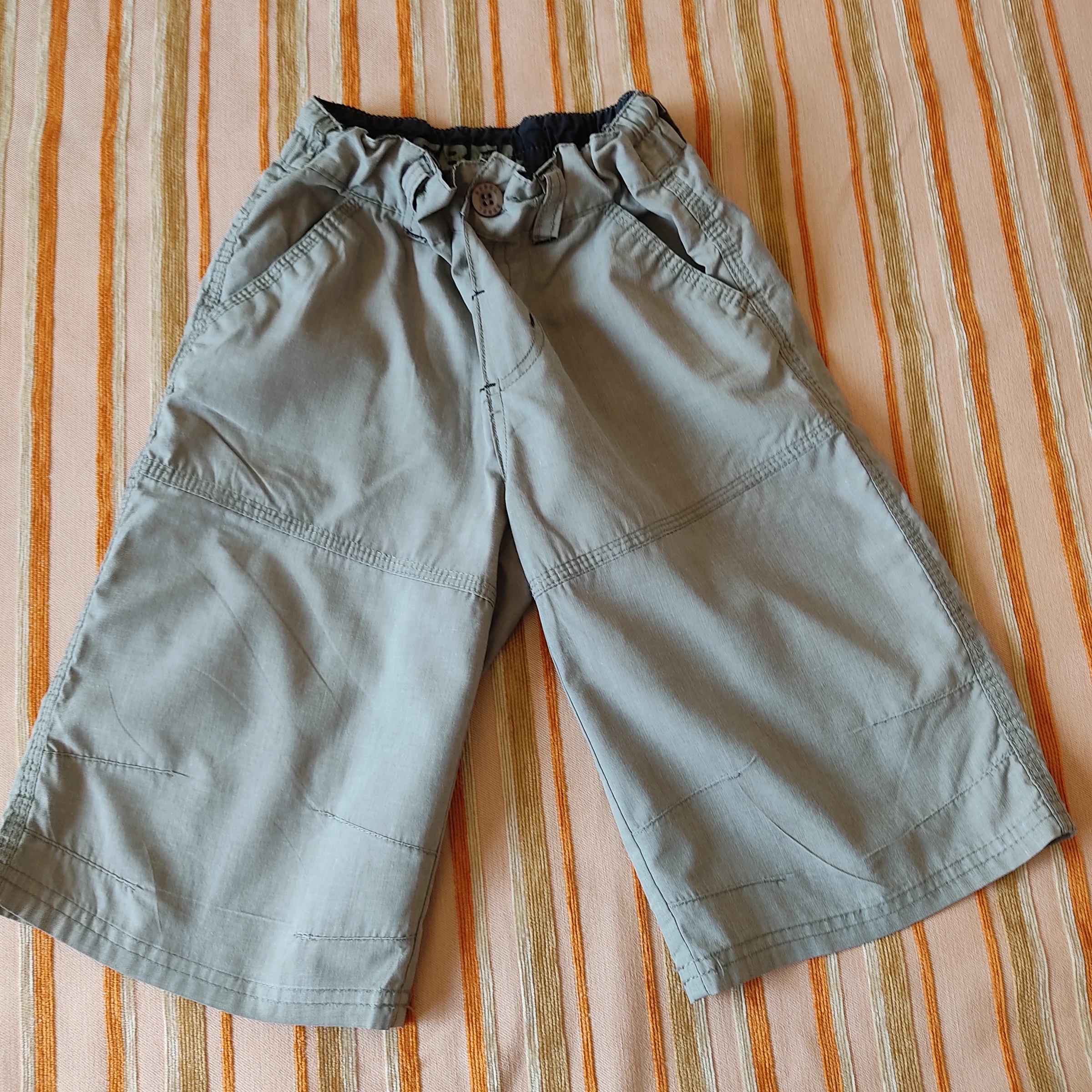 Pantalones cortos color verde. Talla 7-8 A (128 cm)